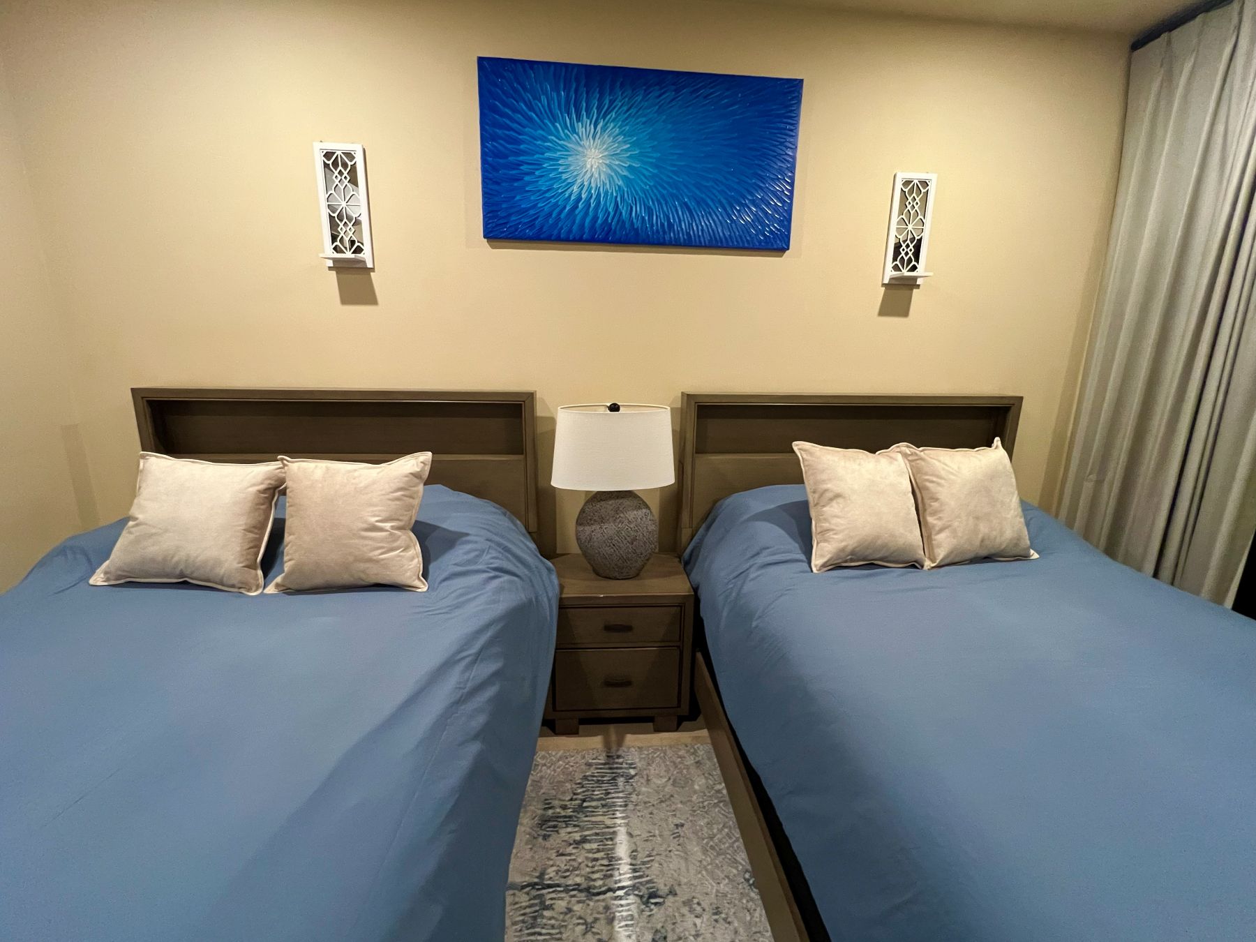 Bedroom 3 – two queen bedse