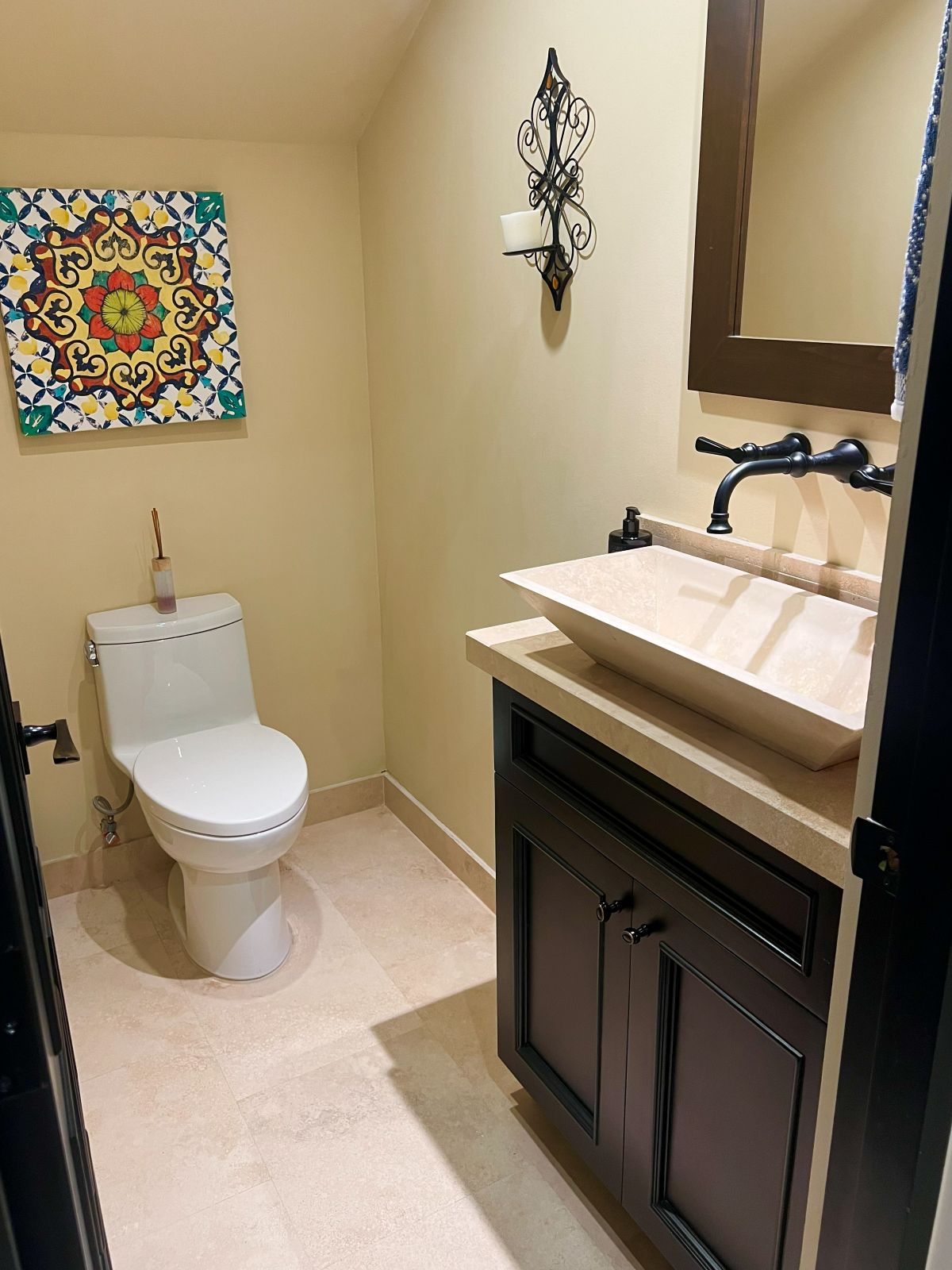 Half Bathroom – Floor 1e